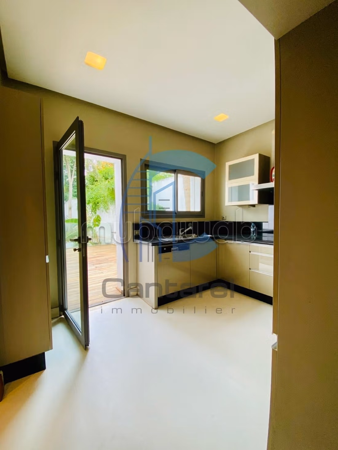 Villa de standing à la vente 
Quartier Oasis 
15 000 000 dhs