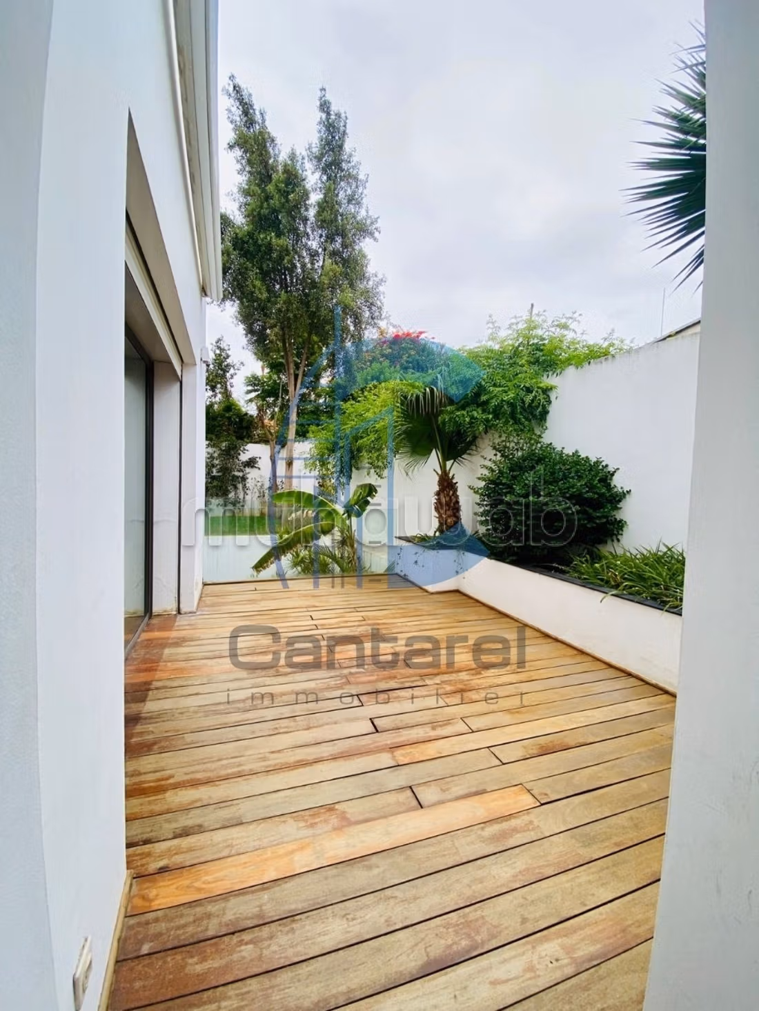 Villa de standing à la vente 
Quartier Oasis 
15 000 000 dhs