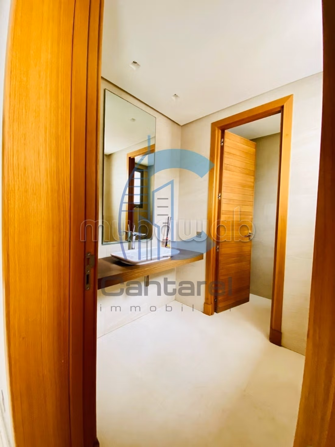 Villa de standing à la vente 
Quartier Oasis 
15 000 000 dhs