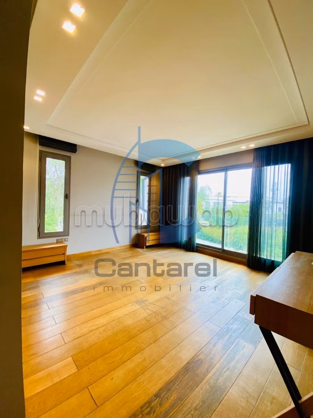 Villa de standing à la vente 
Quartier Oasis 
15 000 000 dhs