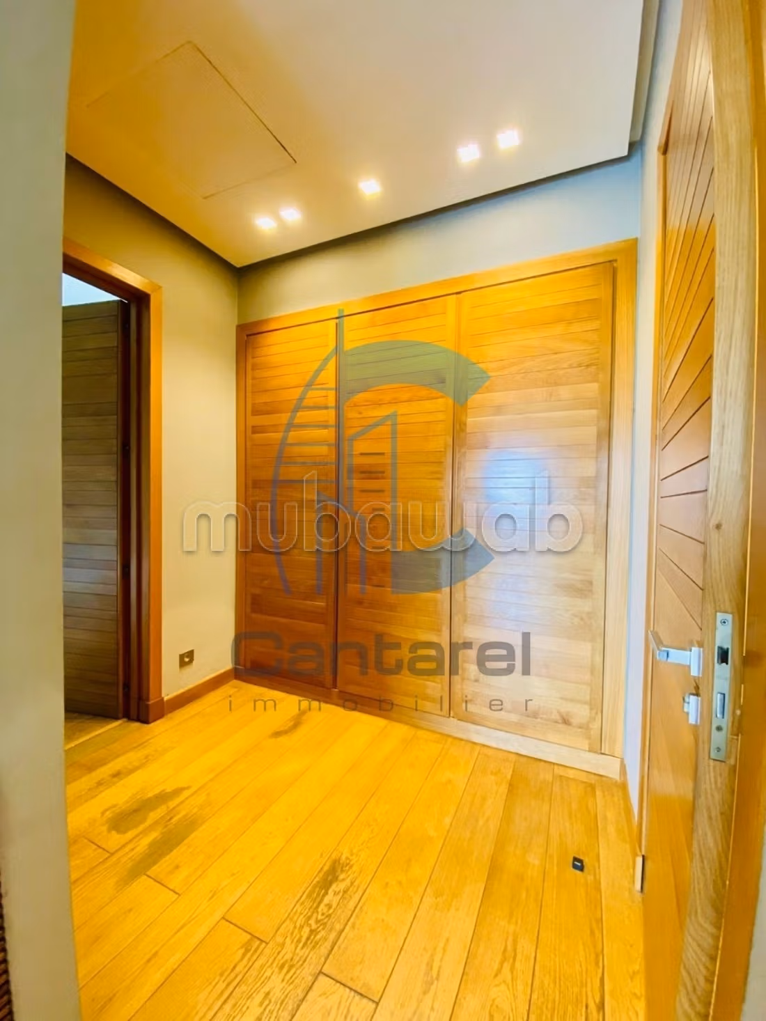 Villa de standing à la vente 
Quartier Oasis 
15 000 000 dhs