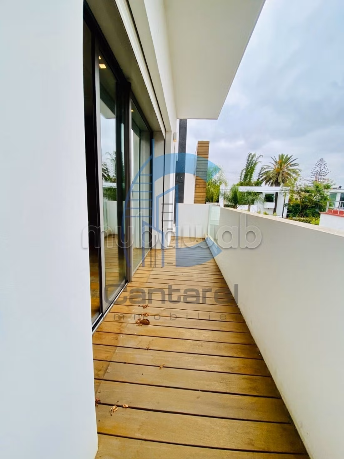 Villa de standing à la vente 
Quartier Oasis 
15 000 000 dhs