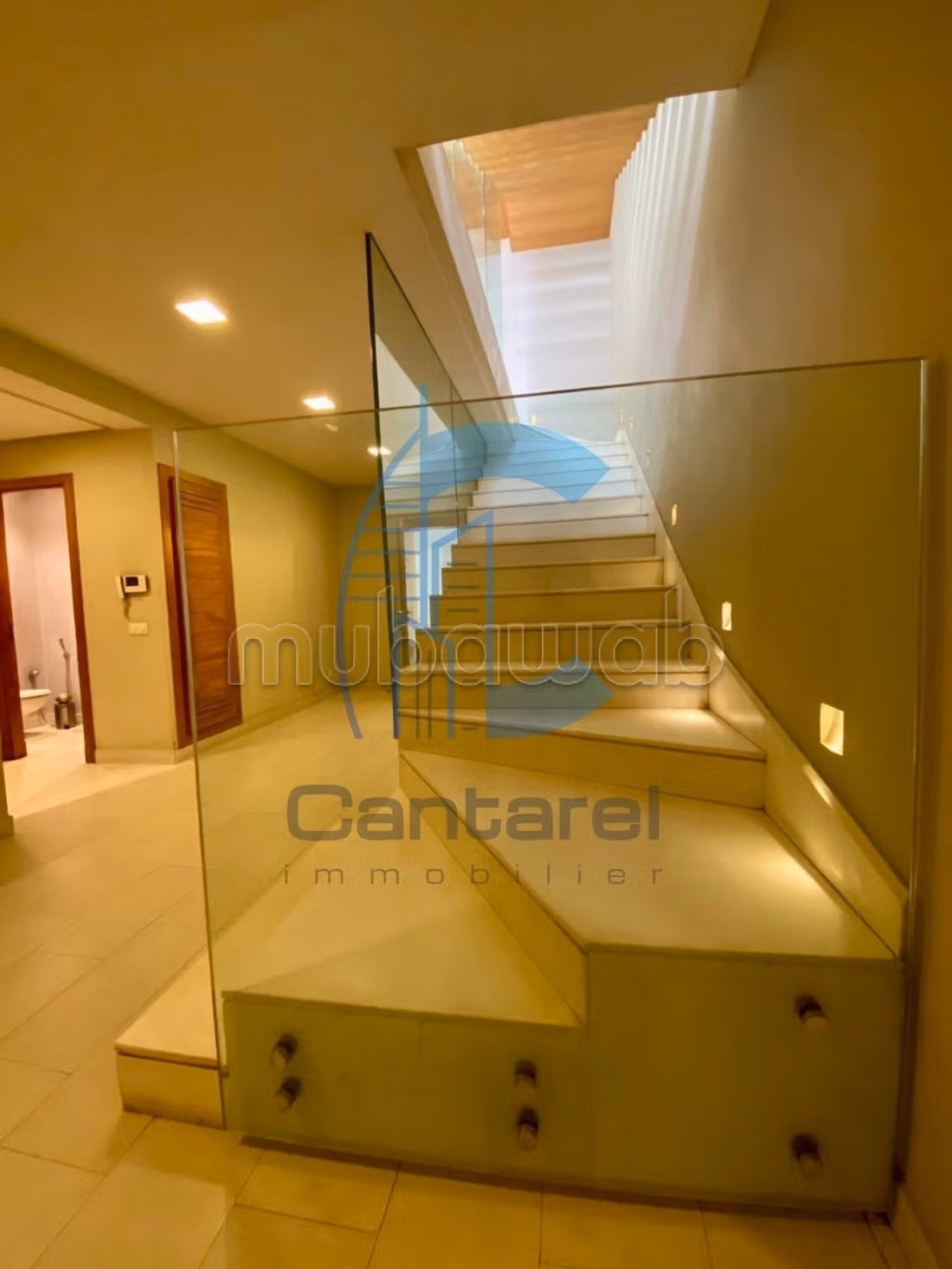 Villa de standing à la vente 
Quartier Oasis 
15 000 000 dhs