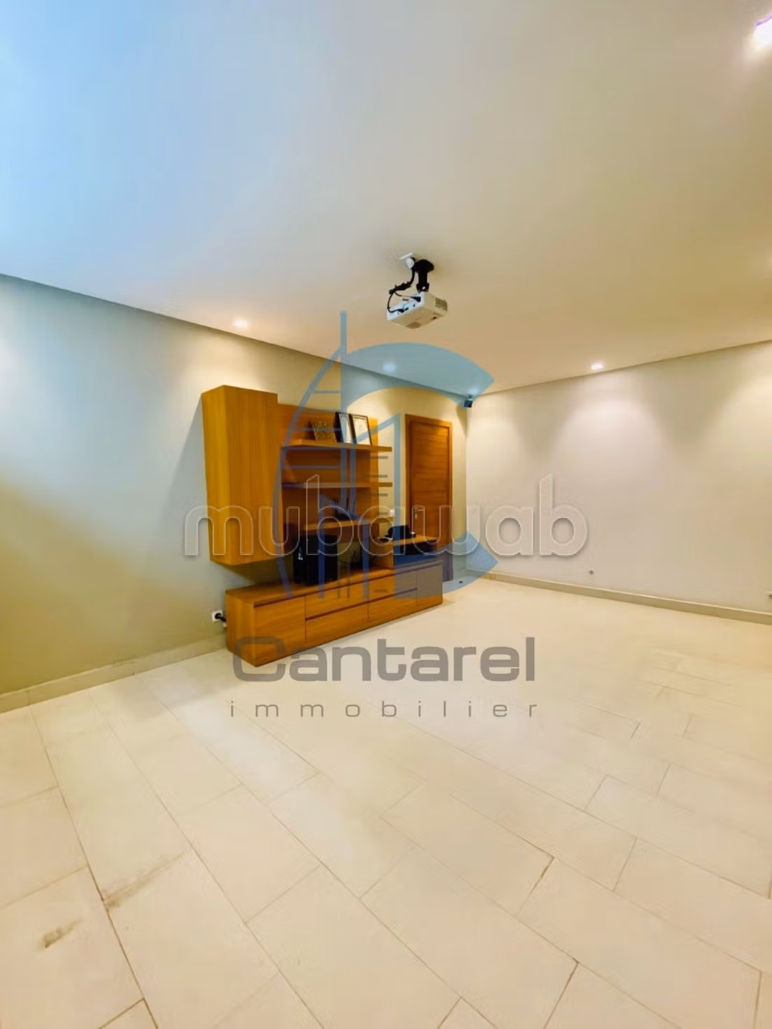 Villa de standing à la vente 
Quartier Oasis 
15 000 000 dhs