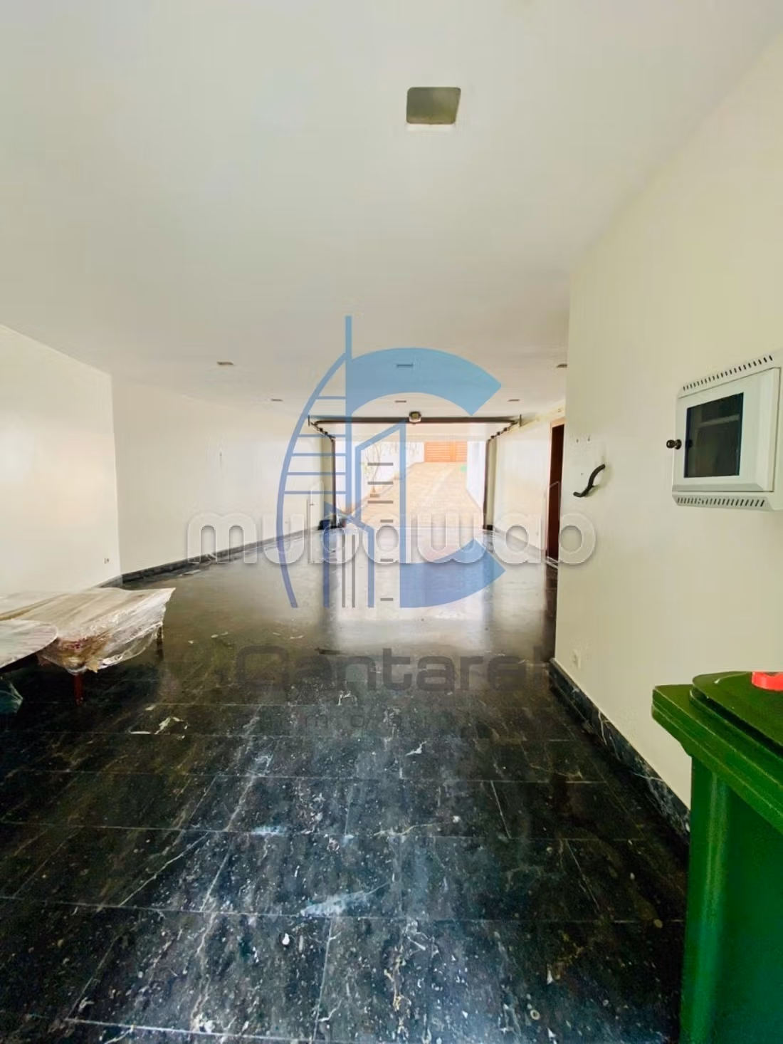 Villa de standing à la vente 
Quartier Oasis 
15 000 000 dhs