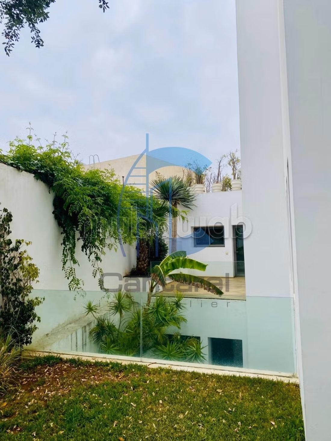 Villa de standing à la vente 
Quartier Oasis 
15 000 000 dhs