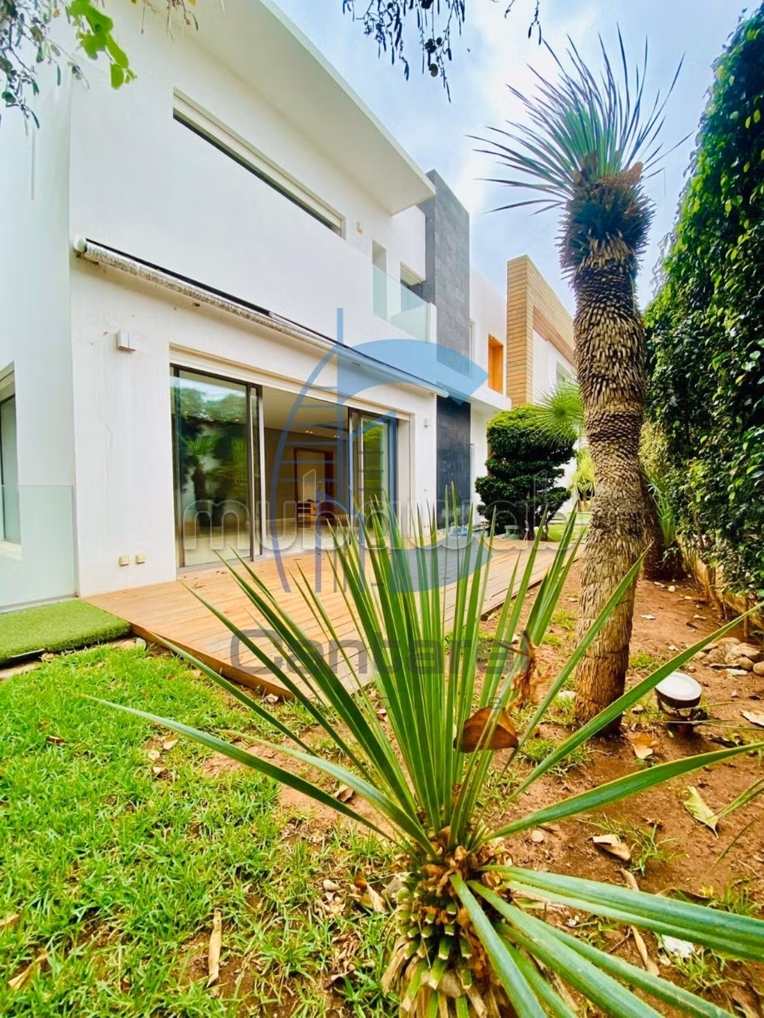 Villa de standing à la vente 
Quartier Oasis 
15 000 000 dhs