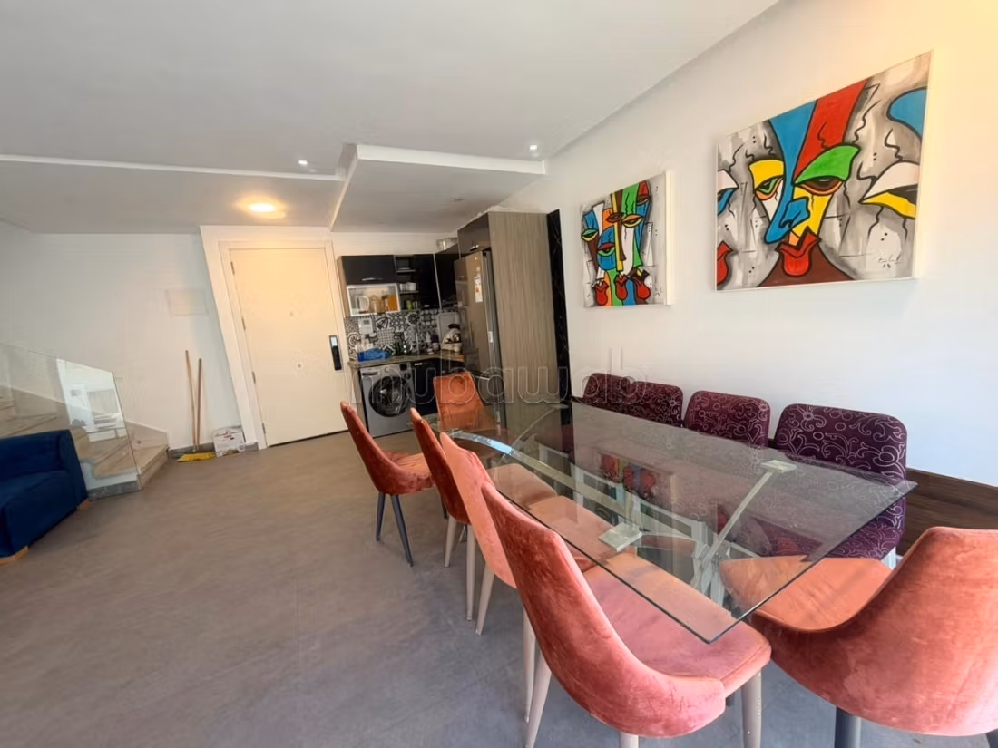 Bel appartement duplex en location ou à la vente à Triangle d'Or. 
2 chambres. 
Meublé — 3