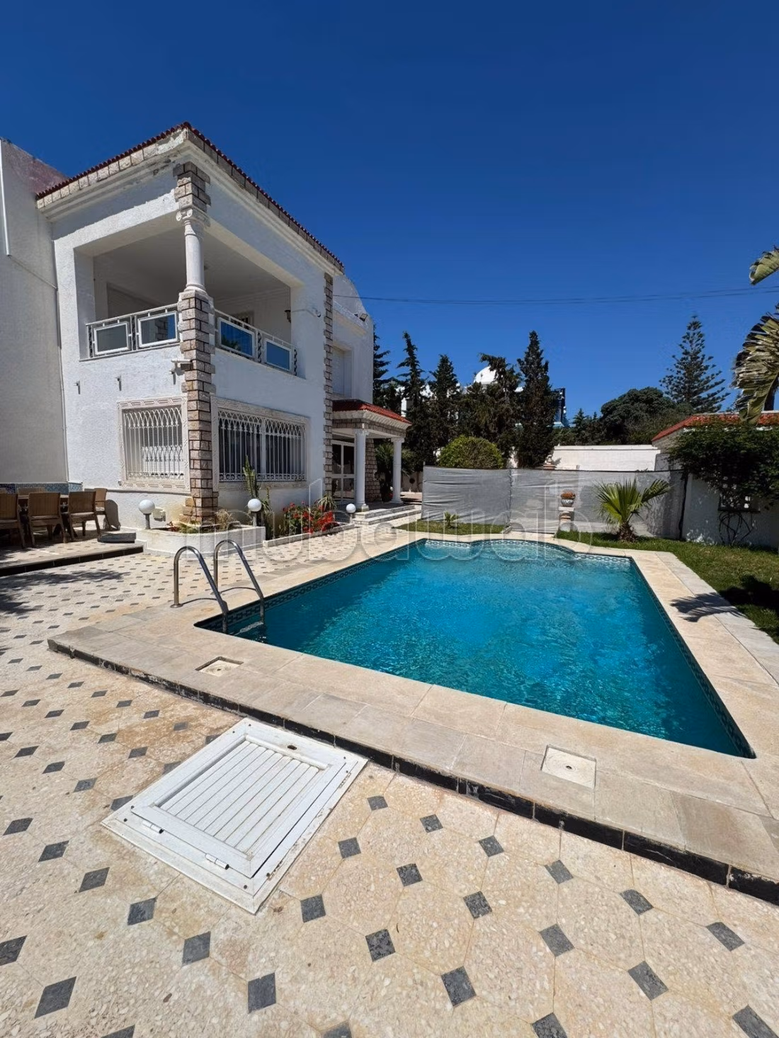 Una magnifica villa con piscina sulla spiaggia di Fatha