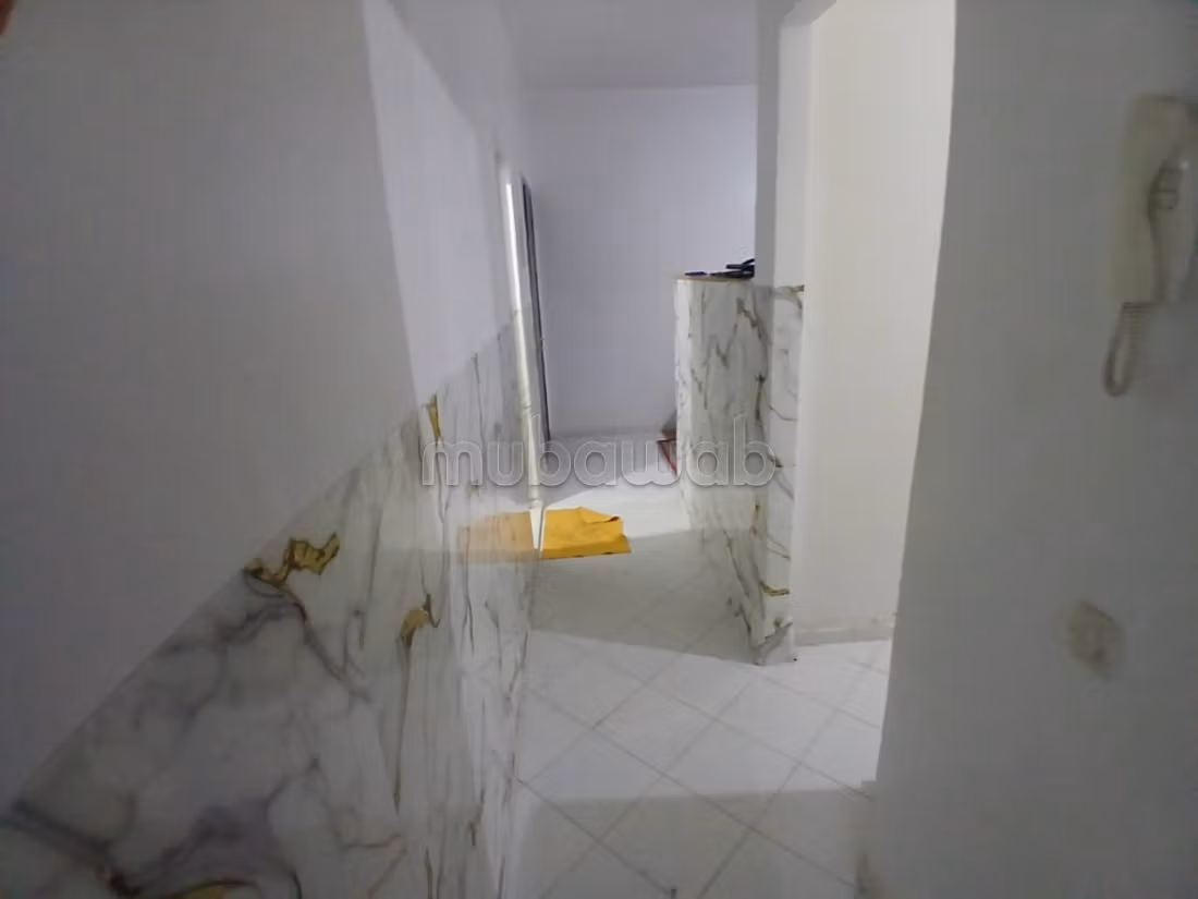 Bel appartement à vendre dans le quartier d'Adrar. 2 grandes pièces. Belle terrasse et jardin.