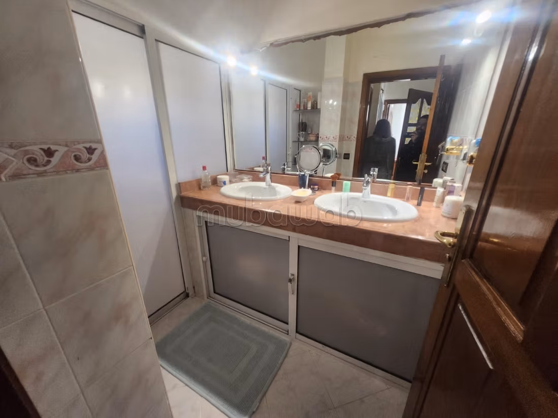 Luxe villa te koop in Dar Bouazza. Totale oppervlakte 230 m². Goed gemeubileerd