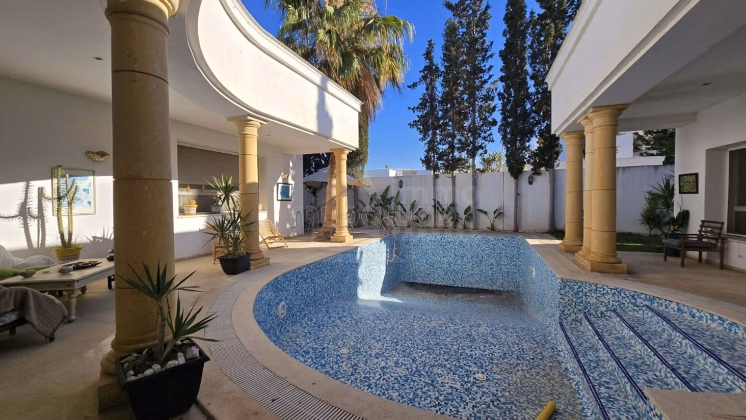 A vendre villa S5 avec piscine à La Soukra