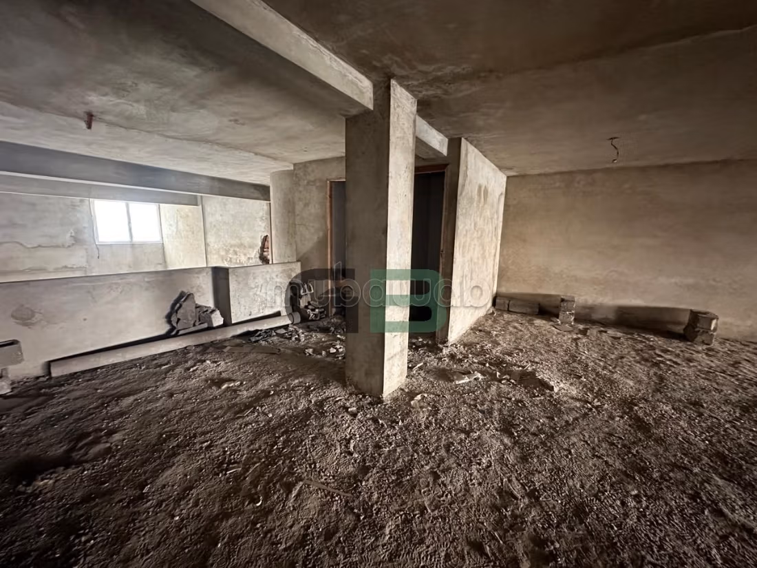 Spazio commerciale 265 m² con soppalco - Borgogna est