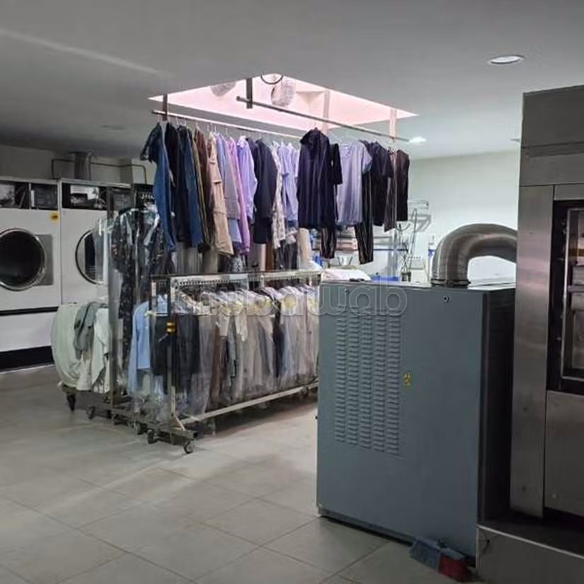 Local commercial à Vendre de 136.0 m² à Rabat, Haut Agdal