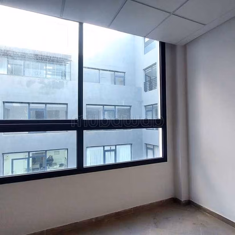 Ufficio in Affitto di 35.0 m² a Casablanca, Roches Noires
