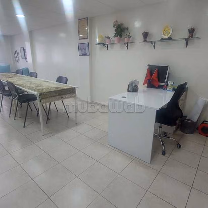 Bureau à Vendre de 145.0 m² à Casablanca, Belvedere Roches Noires