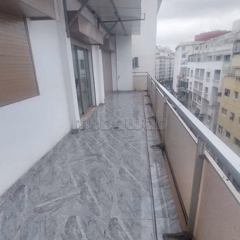 Bureau à Vendre de 145.0 m² à Casablanca, Belvedere Roches Noires
