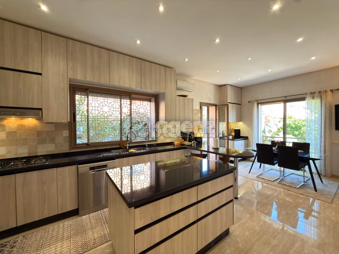 Villa à vendre 300 m², 4 chambres Azzouzia Marrakech