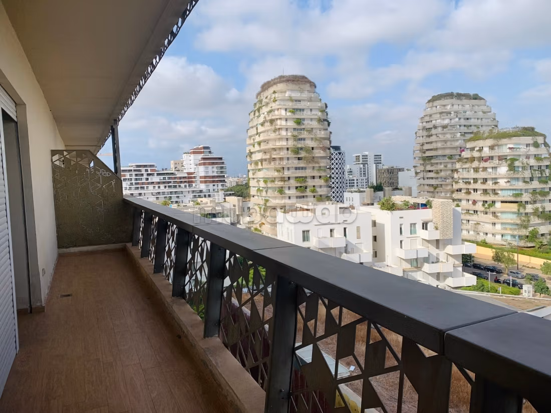 Superbe appartement vide meublé à louer à CFC