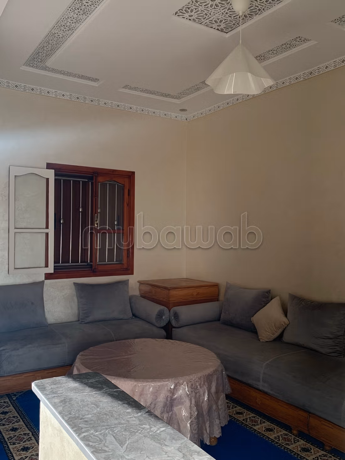 Villa de luxe à louer à Lahrarta. 
2 chambres. 
Porte blindée, salon marocain