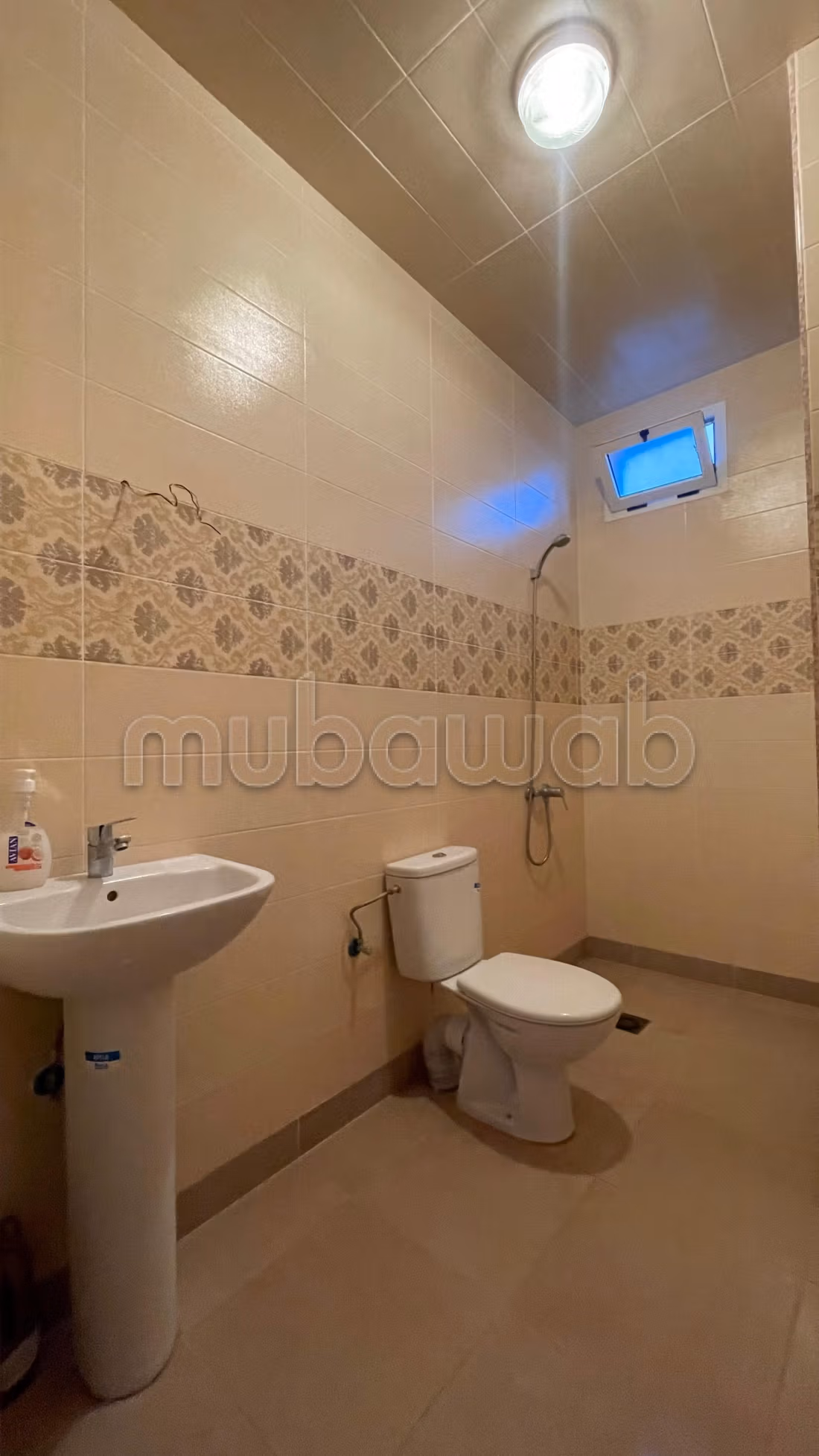 Villa de luxe à louer à Lahrarta. 
2 chambres. 
Porte blindée, salon marocain