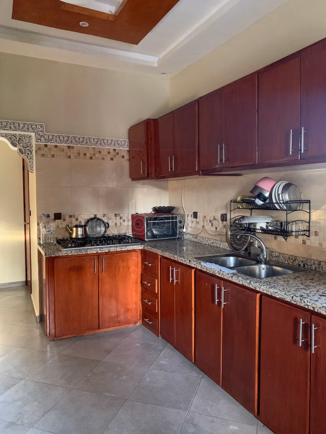 Villa de luxe à louer à Lahrarta. 
2 chambres. 
Porte blindée, salon marocain