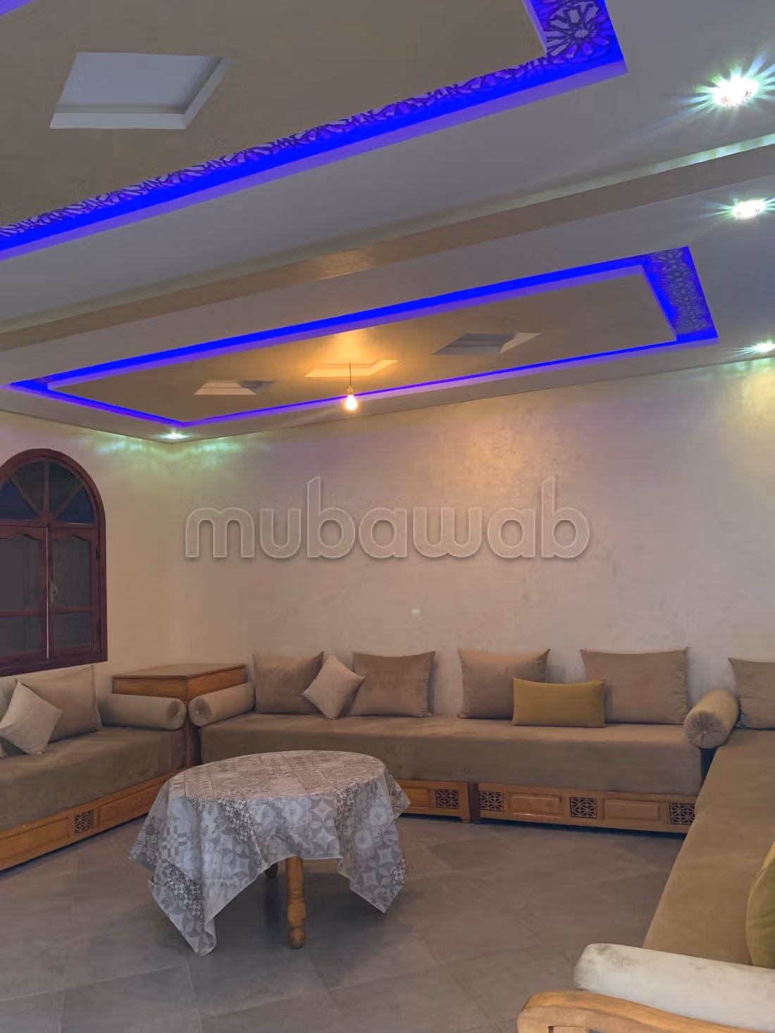 Villa de luxe à louer à Lahrarta. 
2 chambres. 
Porte blindée, salon marocain