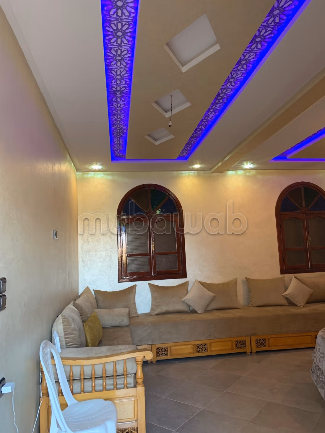 Villa de luxe à louer à Lahrarta. 
2 chambres. 
Porte blindée, salon marocain