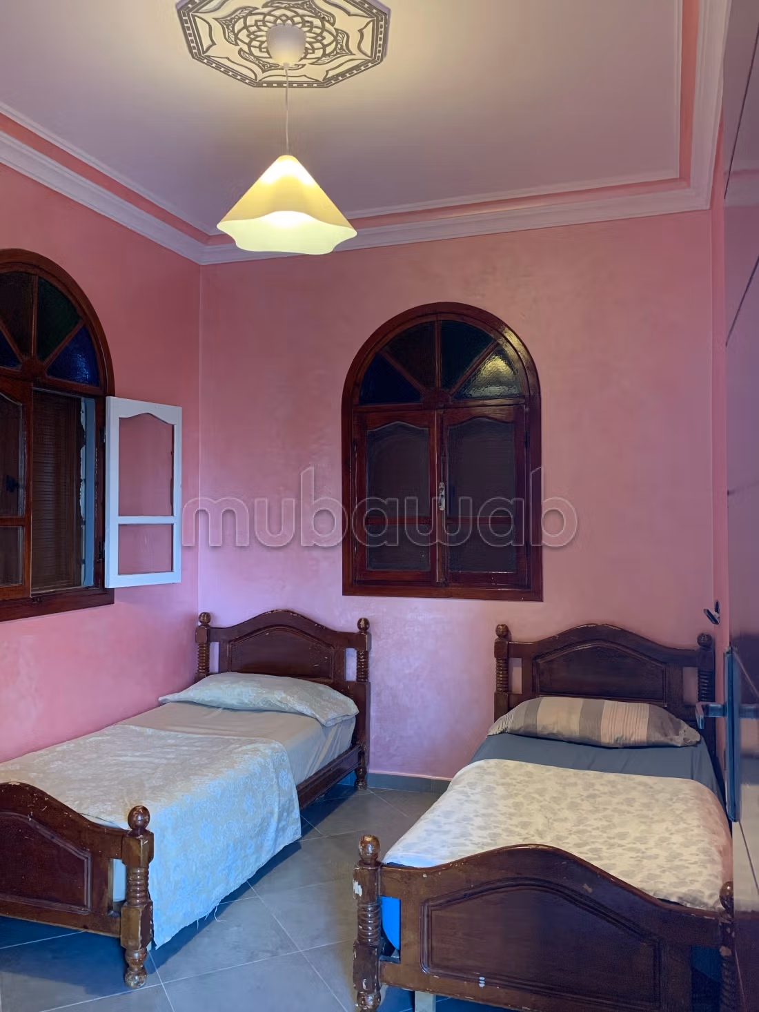 Villa de luxe à louer à Lahrarta. 
2 chambres. 
Porte blindée, salon marocain