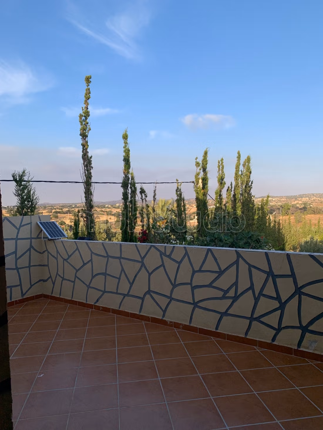 Villa de luxe à louer à Lahrarta. 
2 chambres. 
Porte blindée, salon marocain
