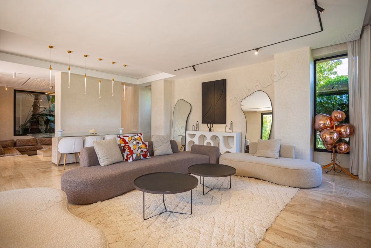 Maison de luxe à vendre à Amelkis. 
Surface totale 550 m². 
Bien meublé