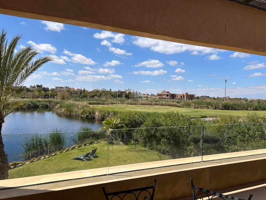 Luxevilla te huur aan de Route de Tahanaout. Oppervlakte 400 m². Goed ingericht
