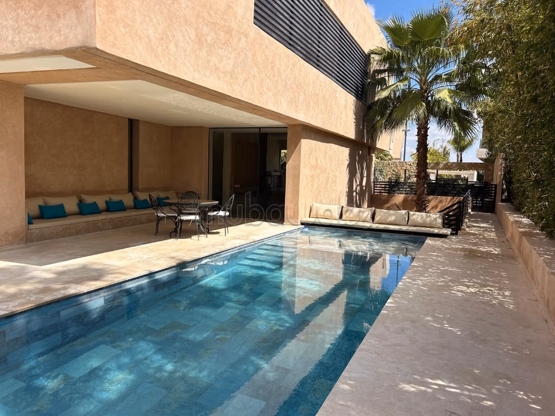 Luxevilla te huur aan de Route de Tahanaout. Oppervlakte 400 m². Goed ingericht