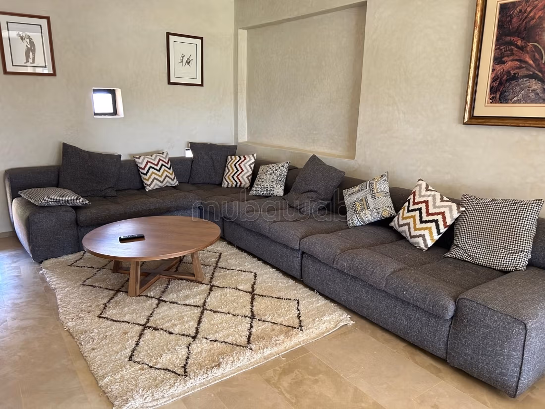 Luxevilla te huur aan de Route de Tahanaout. Oppervlakte 400 m². Goed ingericht