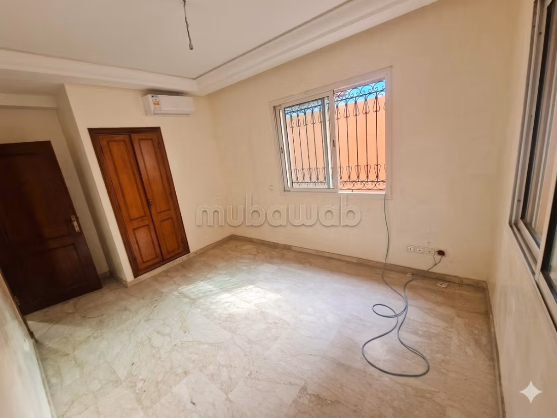 Apartment for sale in Camp Al Ghoul. 4 comfortable rooms. Reinforced door and double glazing