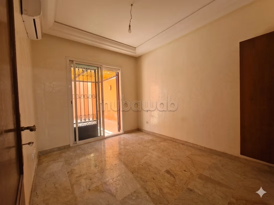 Apartment for sale in Camp Al Ghoul. 4 comfortable rooms. Reinforced door and double glazing