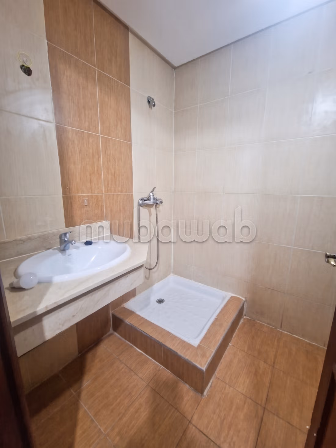 Apartment for sale in Camp Al Ghoul. 4 comfortable rooms. Reinforced door and double glazing