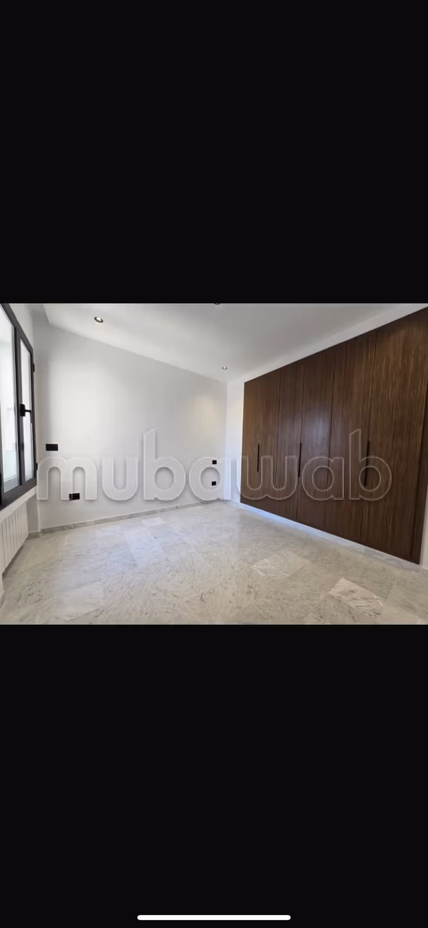 Apartment rental in Les Jardins de Carthage. 2 comfortable bedrooms. Secure door and central heating