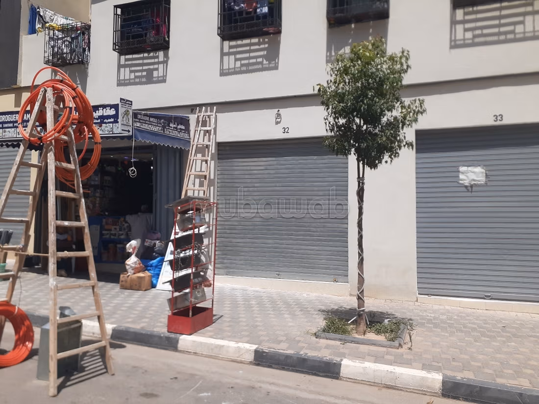 Magasin commercial dans un complexe residentiel