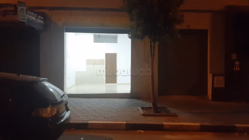 Magasin commercial dans un complexe residentiel