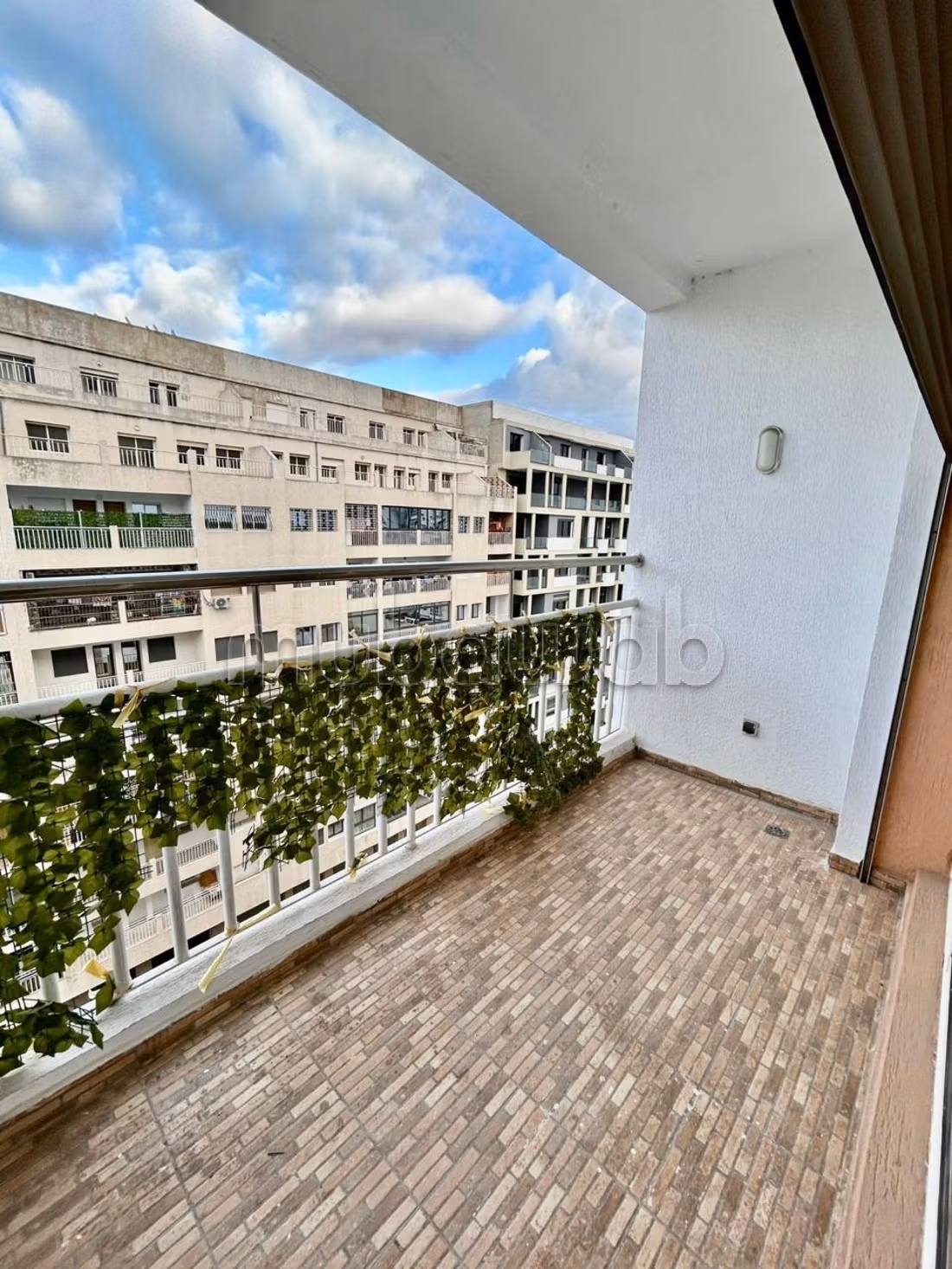 Louez cet appartement à avenue mimousas pres de moulay ismail. 3 chambres. Meublé