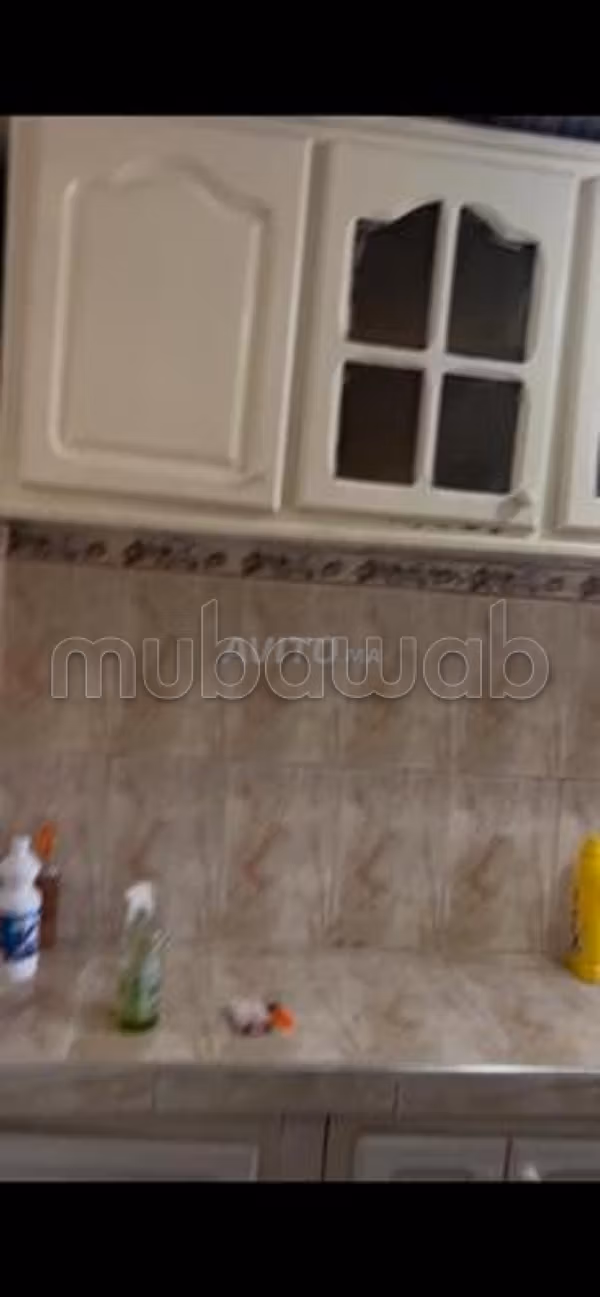 Vente d'un appartement à Youssoufia. 2 pièces confortables. Porte solide et double vitrage