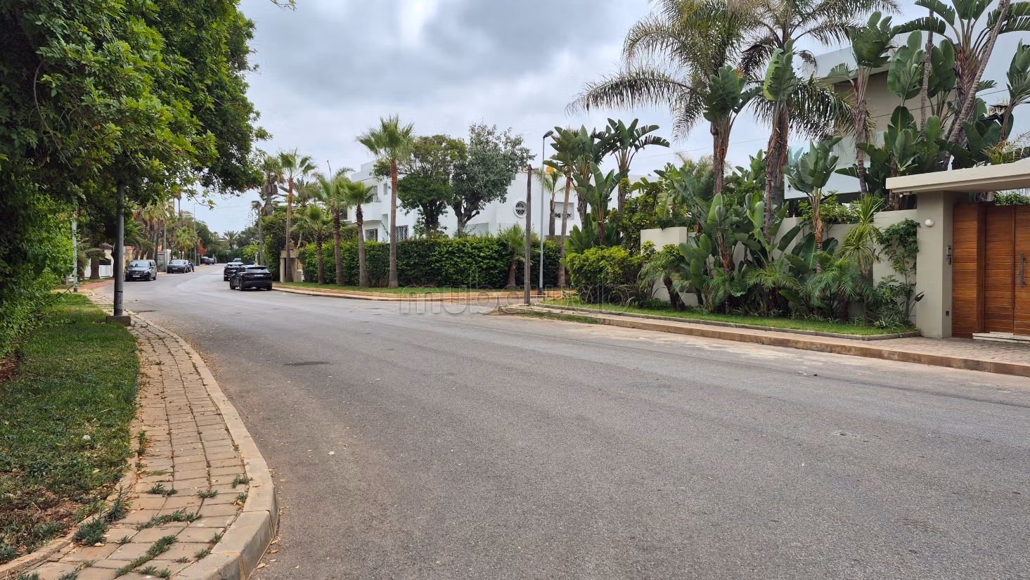 Terrain nu pour villa rue calme et luxueuse