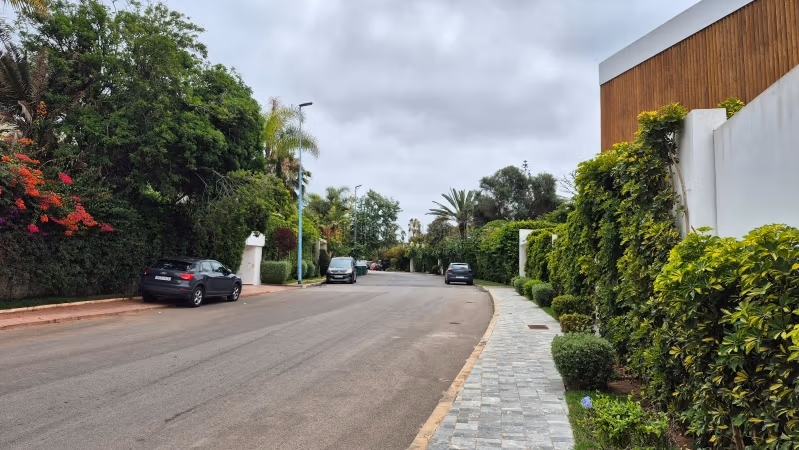 Terrain nu pour villa rue calme et luxueuse