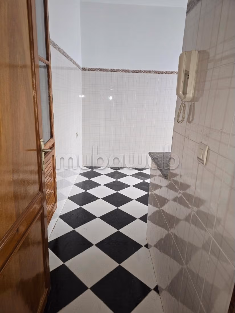 Vente d'un bel appartement à Ksar el Kébir. 3 chambres. Salon Marocain et antenne parabolique