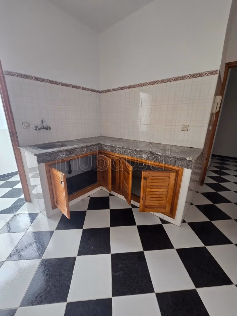 Vente d'un bel appartement à Ksar el Kébir. 3 chambres. Salon Marocain et antenne parabolique