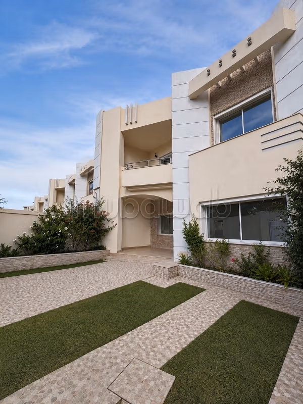 Villa neuve haut standing avec jardin
