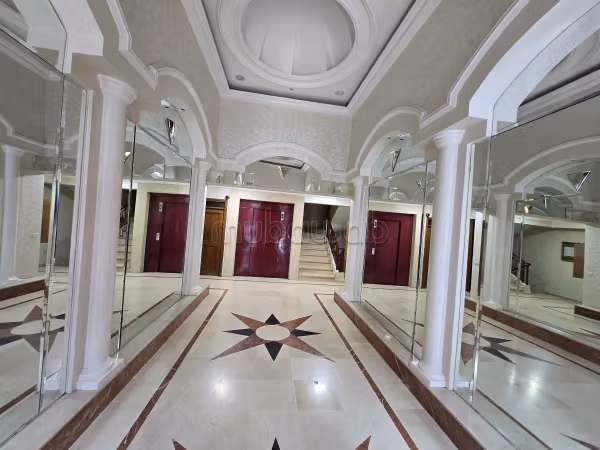 Vendita appartamento a Casablanca Finance City. Superficie di 144 m². Sistema satellitare e salotto marocchino.