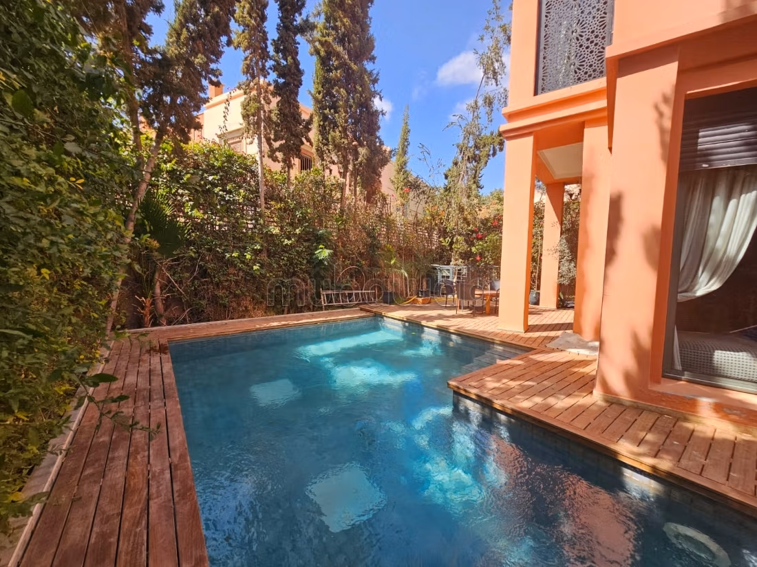 Bella villa a la venta amueblada de 398m² en Targa