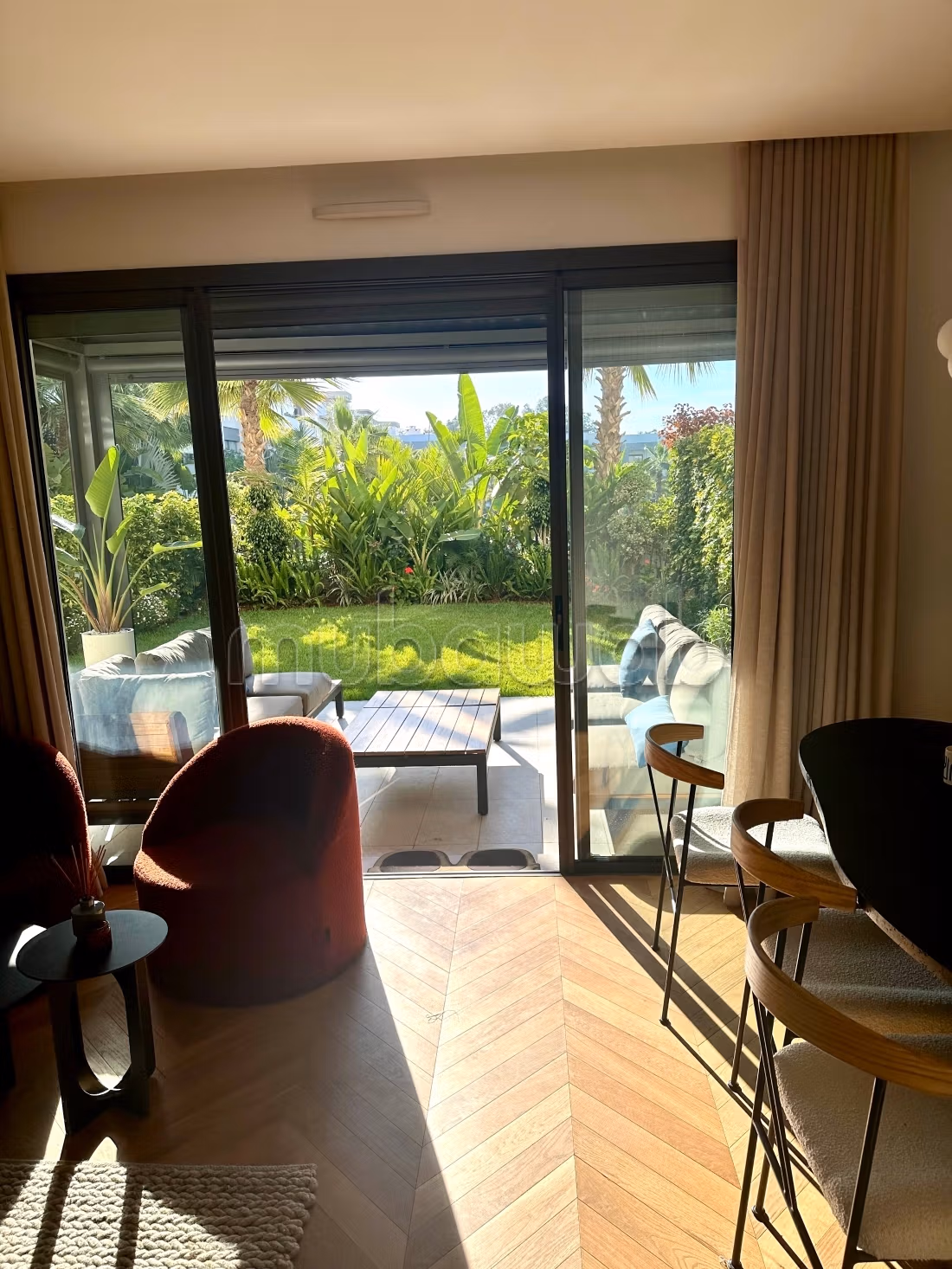 Rez de jardin à louer vide dans une résidence sécurisée avec piscine et salle de sport